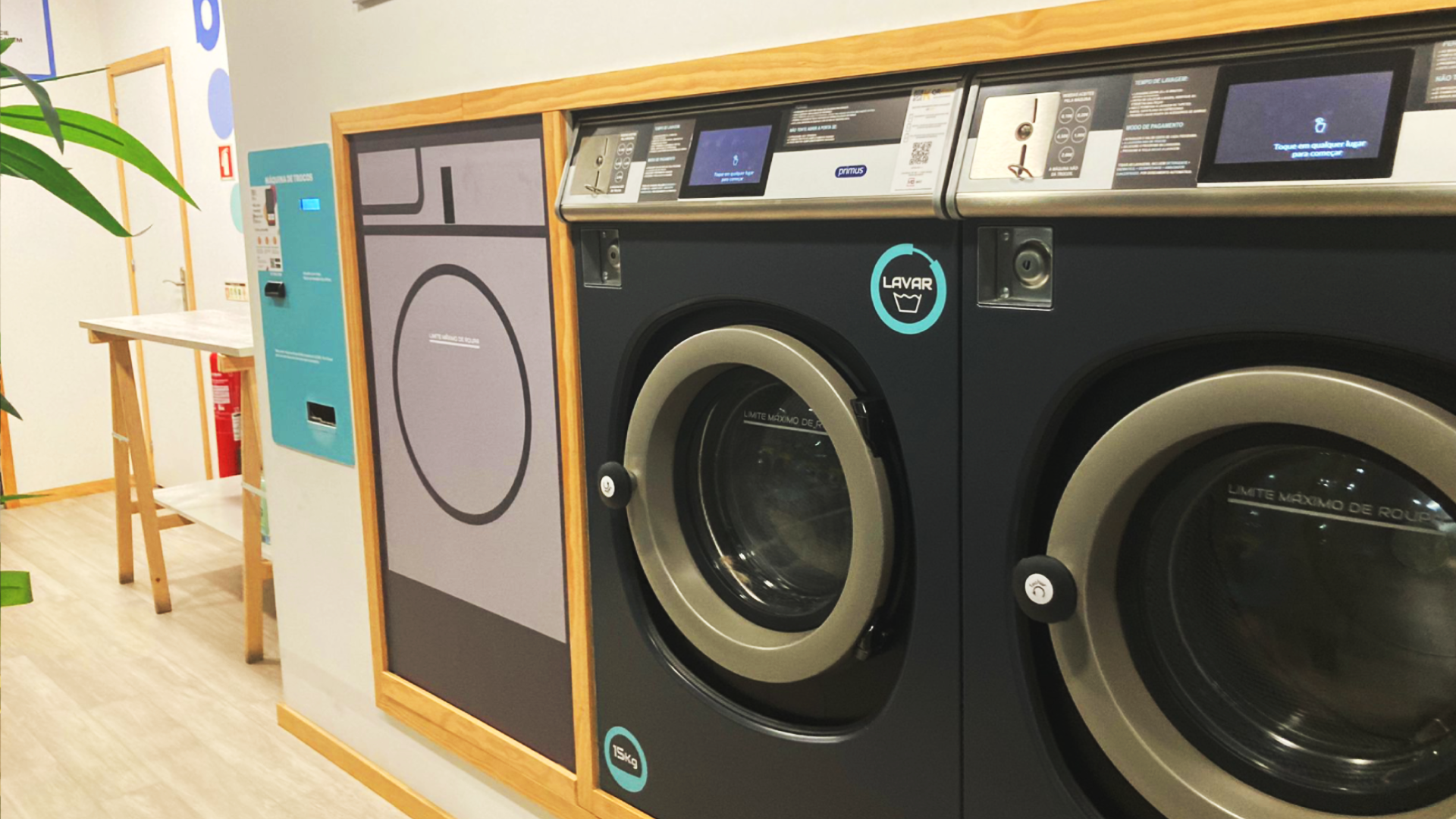 Detalhe das máquinas de lavar roupa Mrs Bubbles