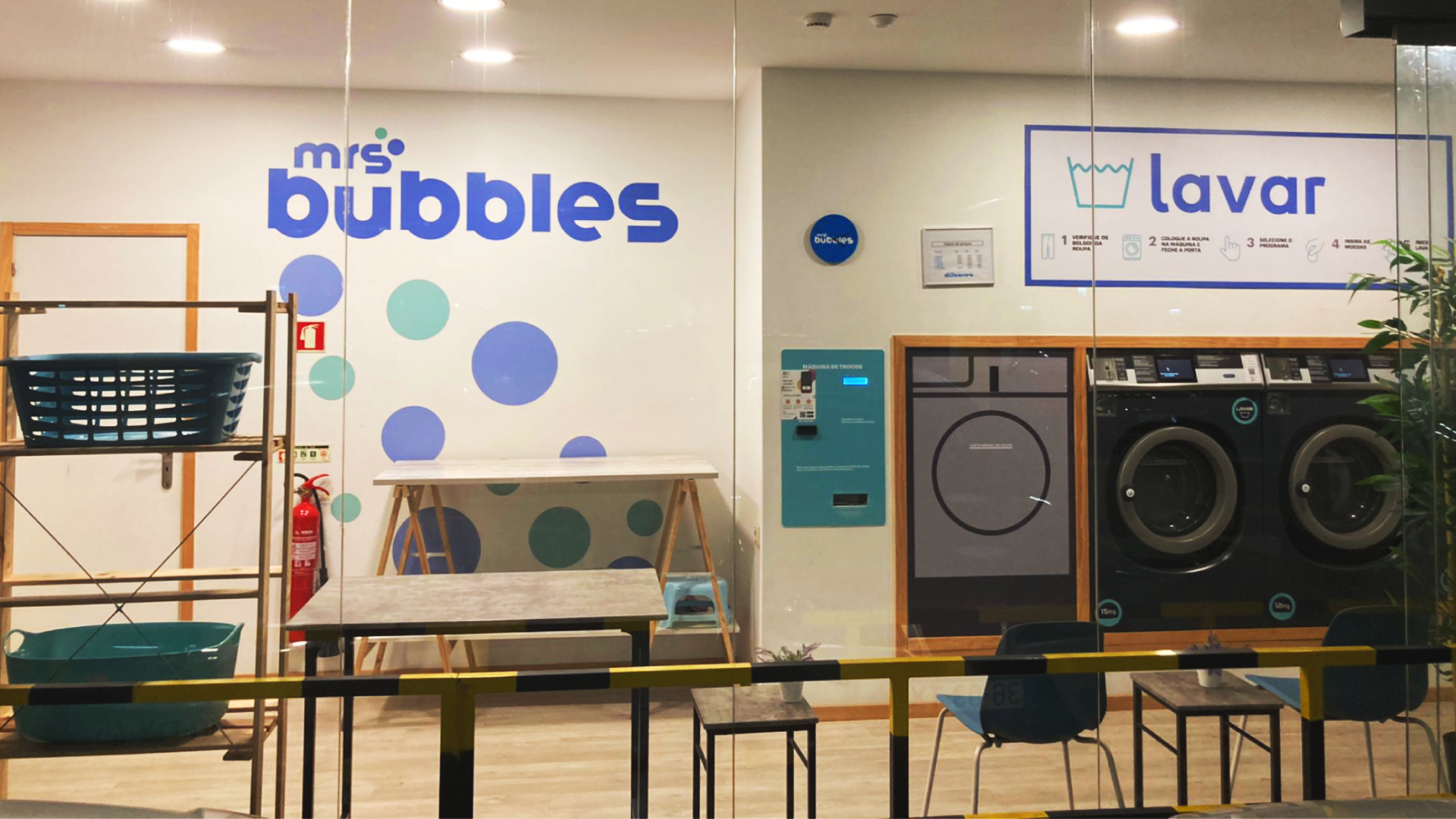 Vista exterior da zona de lavagem e dobragem da lavandaria Mrs. Bubbles