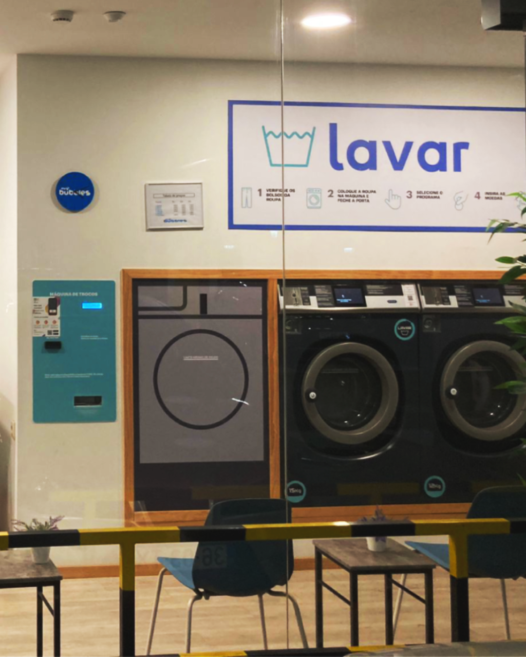 Máquinas de lavar na lavandaria Mrs Bubbles